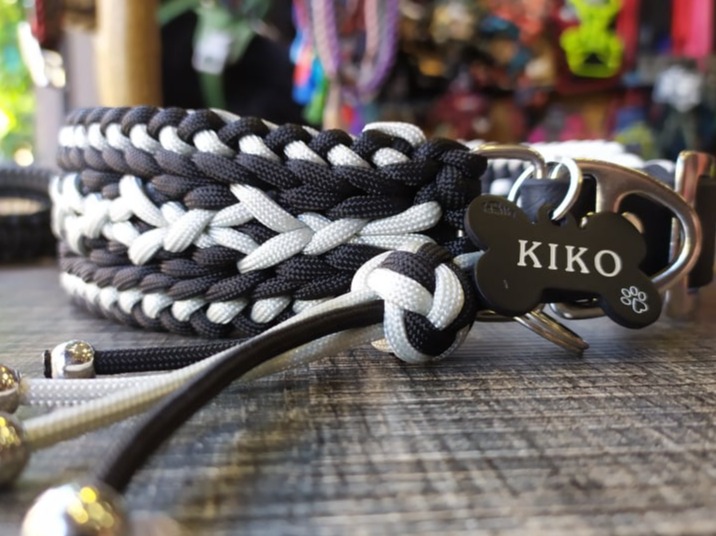 Paracord dog collar